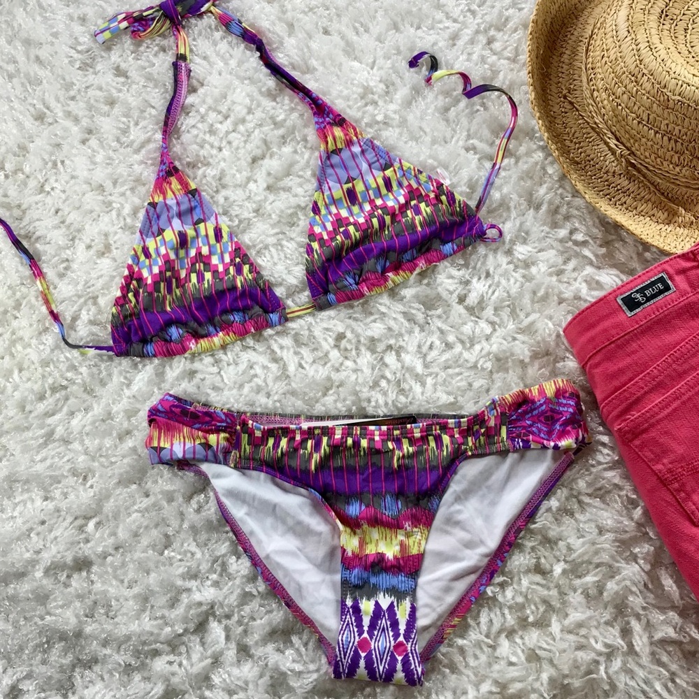 NWT- AZTEC TRIANGLE TOP BIKINI